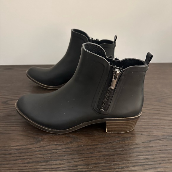 🌻SALE 3/$20 Lucky Brand Black Basel Rainboot Bootie, Size 8 - Picture 2 of 5